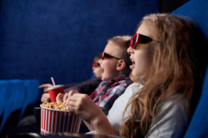 garota no cinema assistindo a um filme