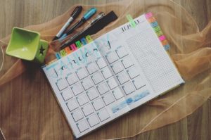 planner colorido do mês de janeiro em caderno na cor azul claro