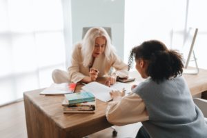 professora particular e aluna estudando em aula de reforço