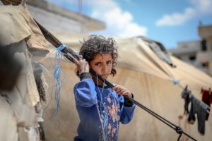 criança do Oriente Médio em conflitos entre Palestina e Israel