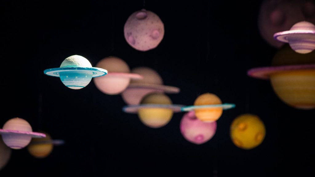 decoração de planetas coloridos 