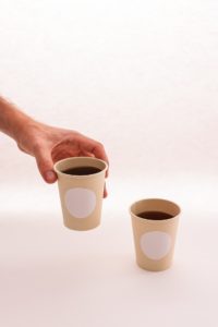 copos descartáveis com café