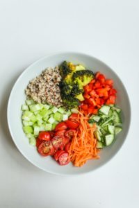 prato com verduras e legumes rico em vitaminas 