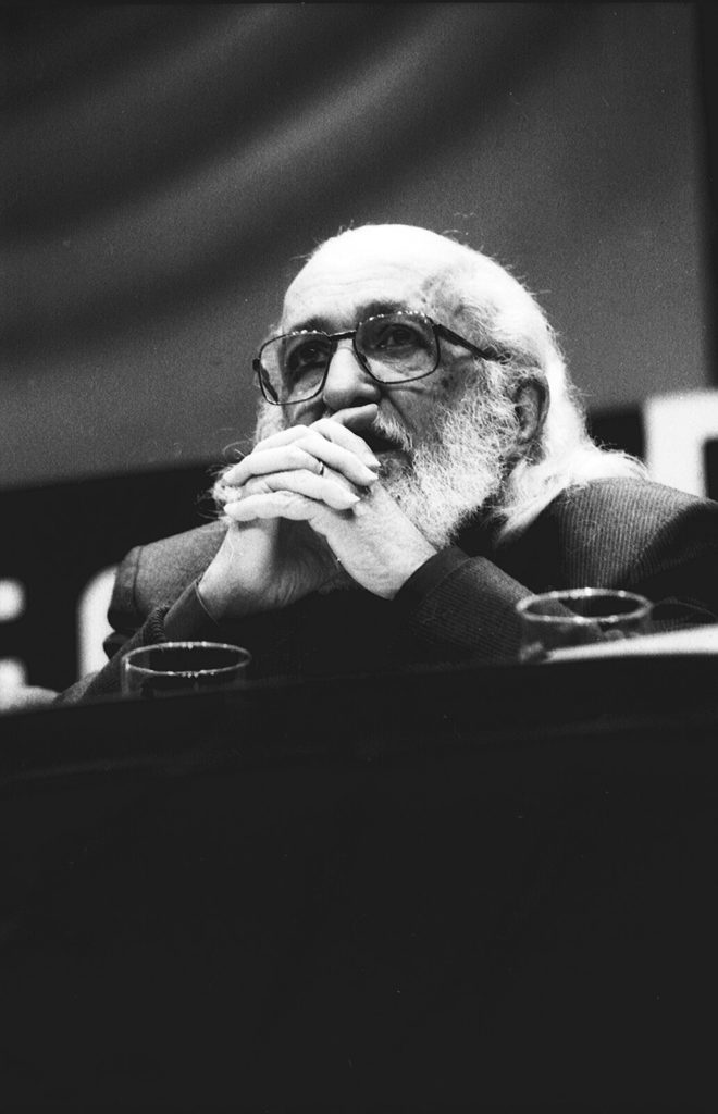 Paulo Freire com as mãos cruzadas 