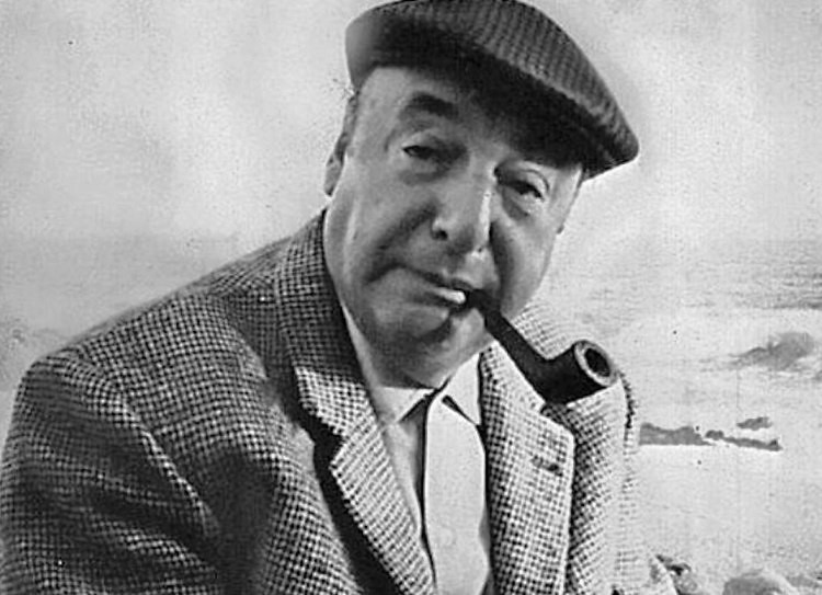 Pablo Neruda com boina e cachimbo para citações para redação