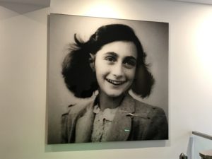 Quadro de Anne Frank, uma das vítimas de pandemias históricas, o tifo