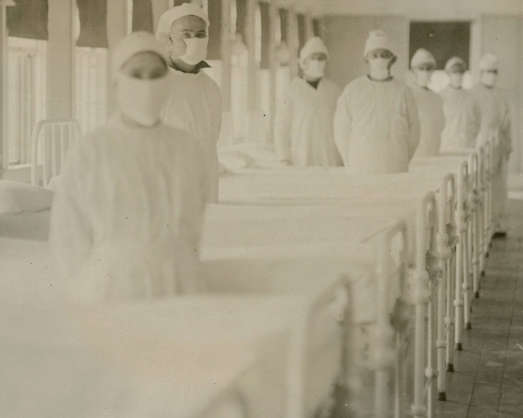 Médicos estadunidenses em hospital durante uma das pandemias históricas chamada Gripe Espanhola