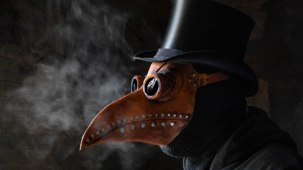 Máscara simulando a utilizada por médicos em época de Peste Bubônica ou Negra entre pandemias históricas
