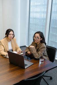 Mulheres sentadas em frente ao computador em empresa