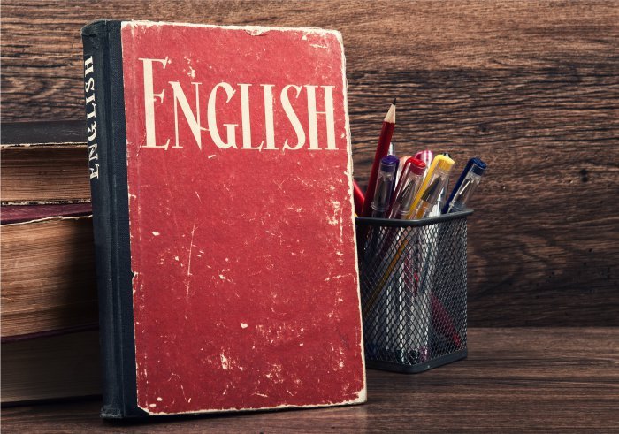 Capa de livro de inglês escrito: "English"